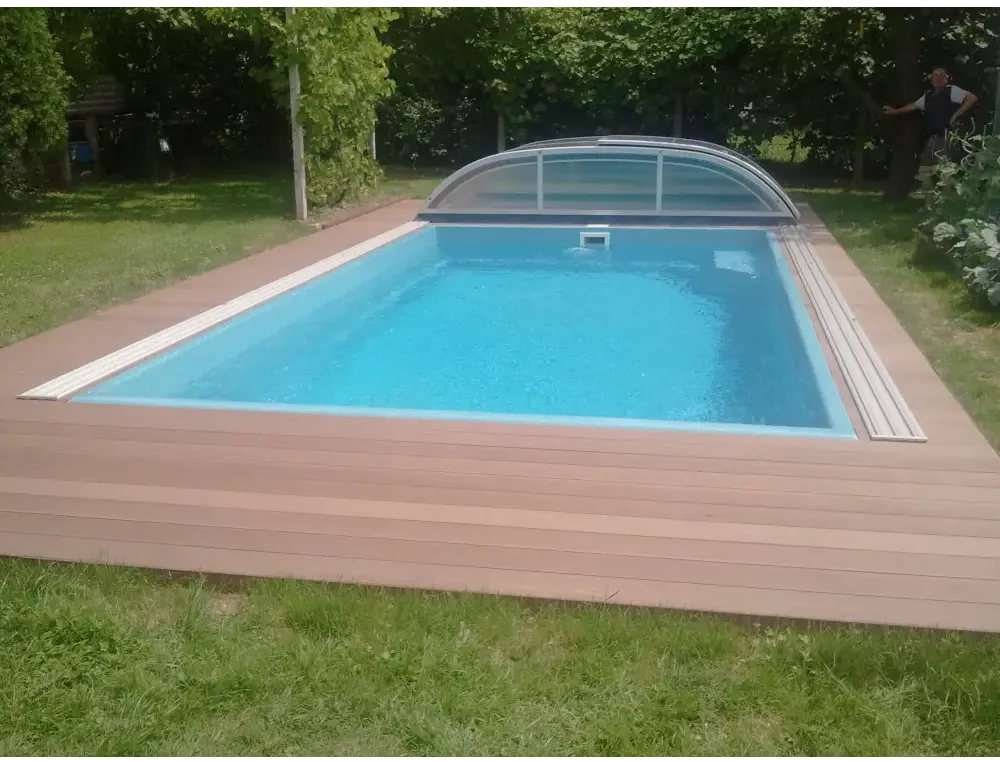 NIVO KIT 860WC pool enclosure – 4 x 8, rectangular shape, clear blue water, wooden deck